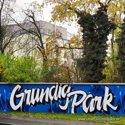 Schriftzug "Grundigpark" auf der Mauer vor dem Grundigpark